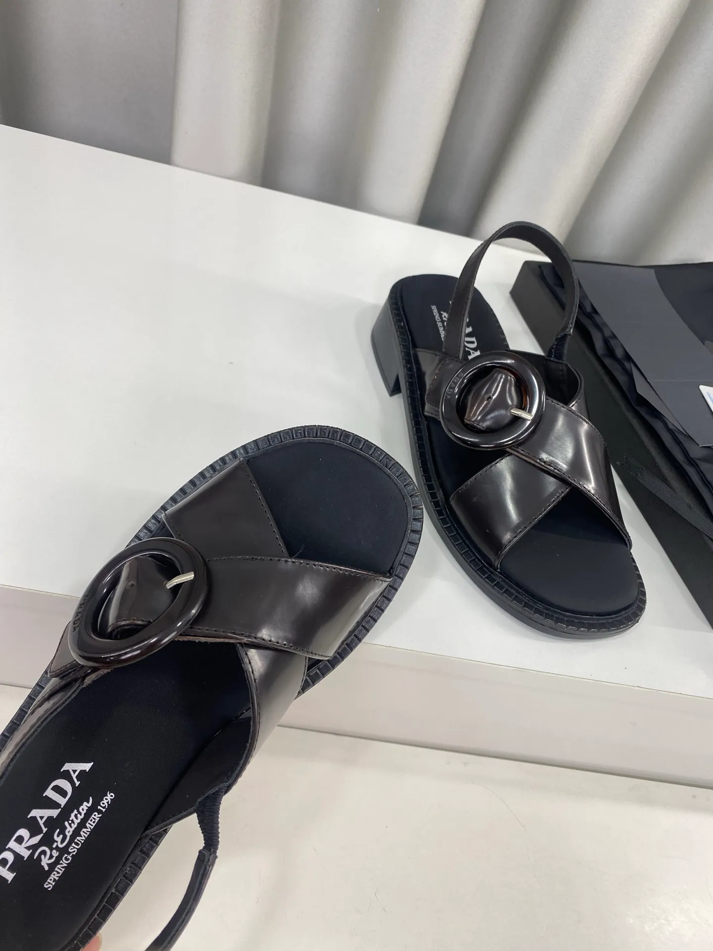 💕💕Factory direct selling price p500💕💕 Prada 25ss spring and summer new style cross thick heel sandals ☑️ Many Internet celebrity fashion bloggers are planting grass. Summer must-have sandals. Retro fashionable and avant-garde soles with uppers make the whole pair of shoes light and comfortable. Satisfy the various choices of fashionable people of different styles. The upper feet are very comfortable. The iconic metal triangle logo matches the shape of ancient beach sandals. Every design is fashionable ▪Upper: Made of original imported cow patent leather ▪Inner foot pads: sheepskin ▪Sole: Original customized rubber outsole ▪Size: 35-40 (customized for 40 yuan, non-refundable)